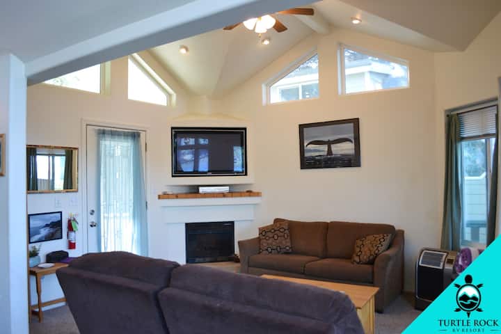 Darling Creekview Cottage (Cottage 39) - Gold Beach, OR