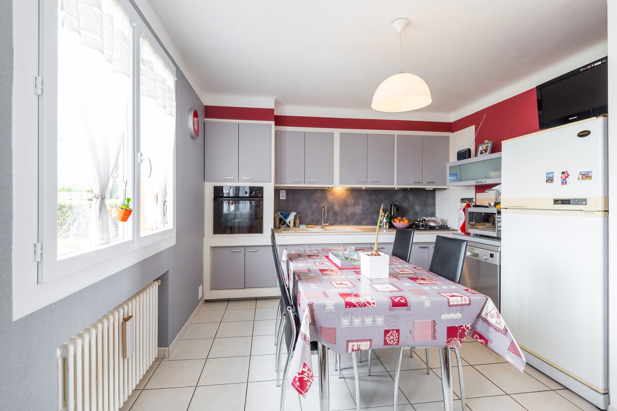 Top Airbnb: Private room in a house + free breakfast a Saint Priest