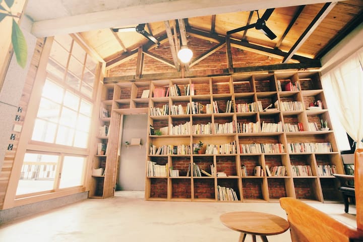 美術館裏的寧靜書房。舊木筵架和陽光靜好的時光。