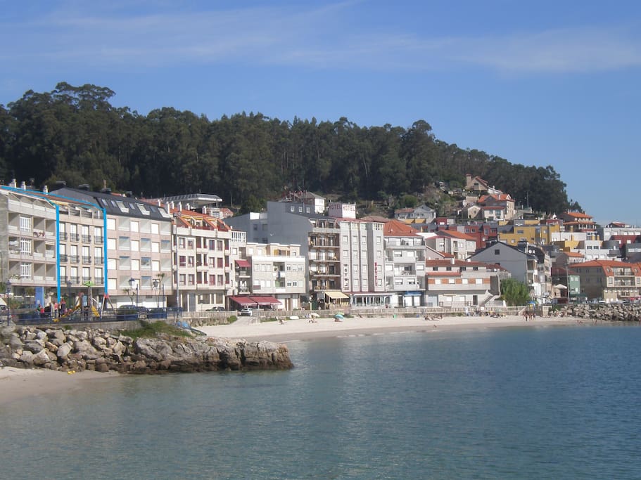 Vista de Raxó desde playa de las "rocas". Nuestra casa marcada en azul