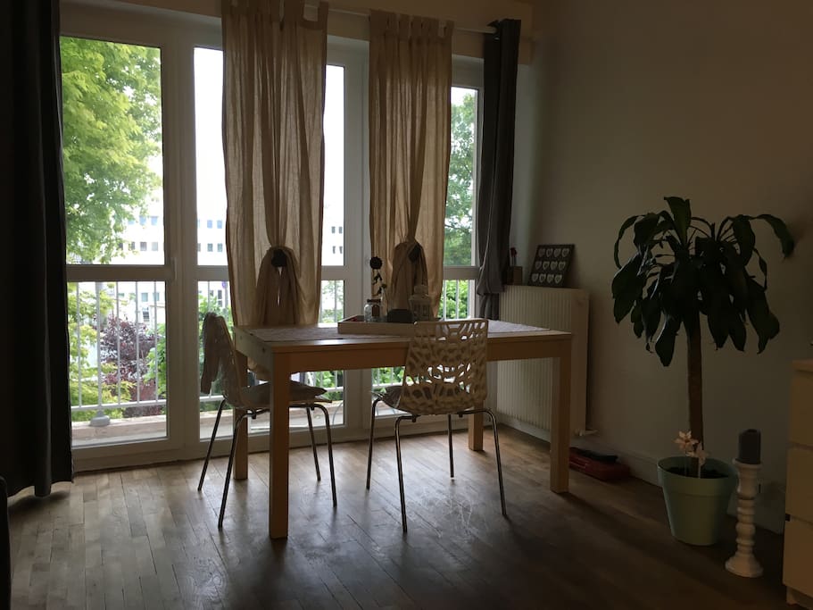 Table 4 à 10 personnes avec chaises et 6 tabourets à disposition.
Balcon