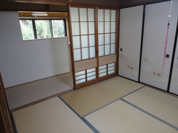 Izba 5 (japonská izba 4,5 tatami rohože · 7,5 m2), kuchyňa je v zadnej časti chodby.Kuchyňa je usporiadaná tvárou v tvár s miestnosťou,takže môžete vidieť situáciu a môžete sa navzájom porozprávať. 