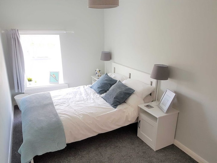 ห้องนอนใหญ่ห้องที่ 2 ให้ความรู้สึกโปร่งสบาย