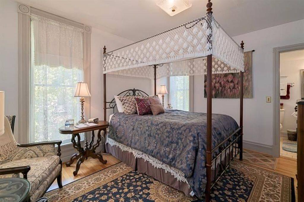Holmes Suite