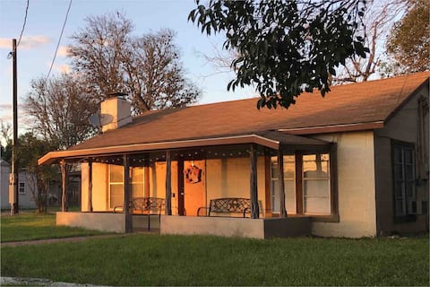 Cozy Cottage with Big Porch, close to Lost Maples