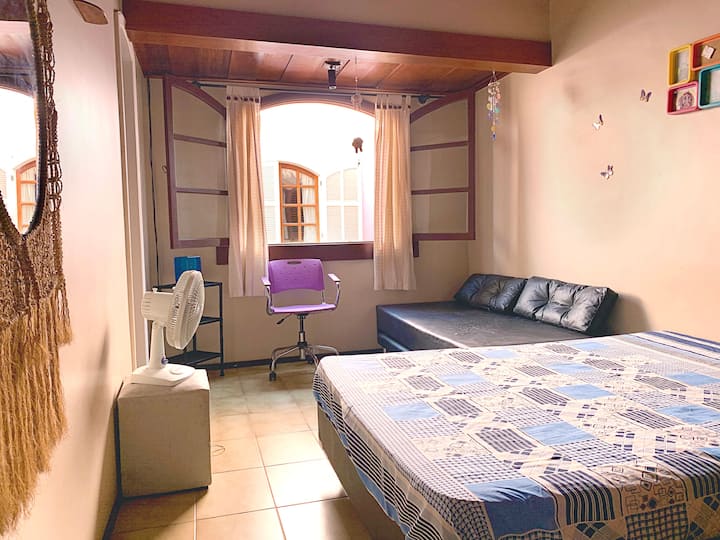 2. spavaća soba (2. kat):
- kupaonica 
- 1 bračni krevet
- 1 kauč na razvlačenje