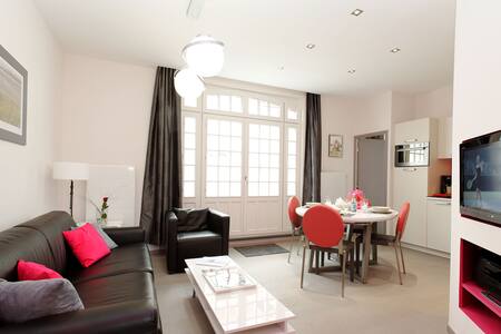 A 2 pas,  la place du marché et la plage - Parking