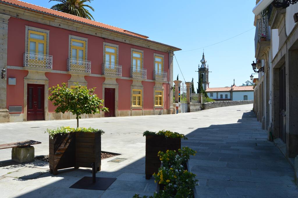 Largo da Alegria - Em frente Albergue do Peregrino e Museu do Brinquedo