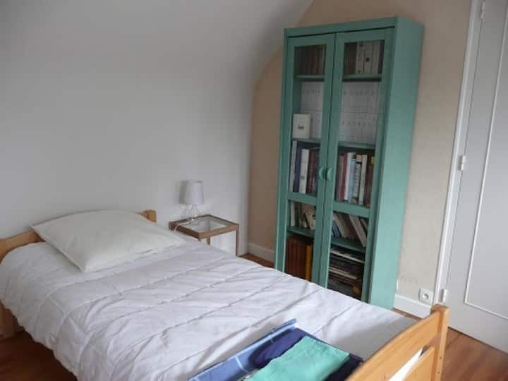 dormitorio con 2 camas individuales