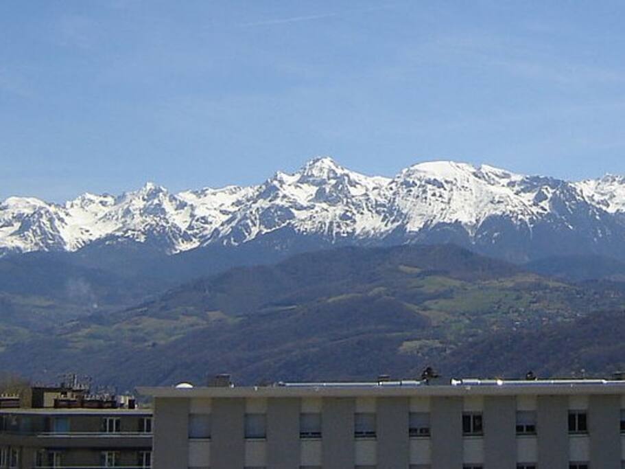 Magnifique vue depuis le grand balcon/terrasse sur les Alpes