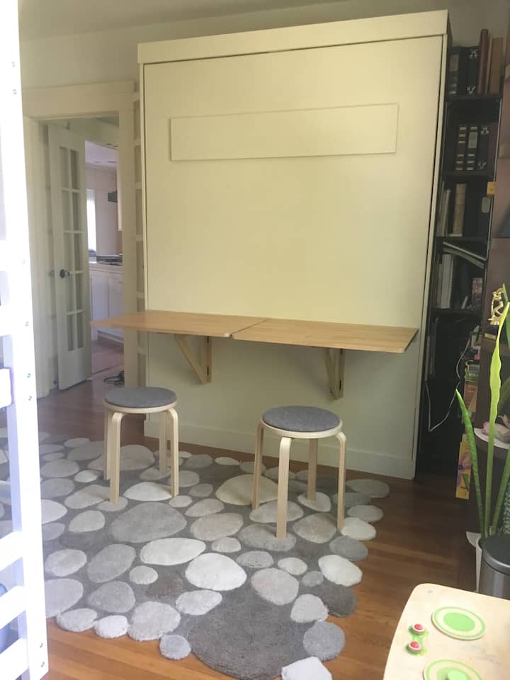 מיטת קיר, כאשר למעלה, נפתחת לשולחנות לשניים. 