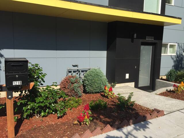 New townhouse 3BR/2BR rooftop deck central Seattle gallery image 3