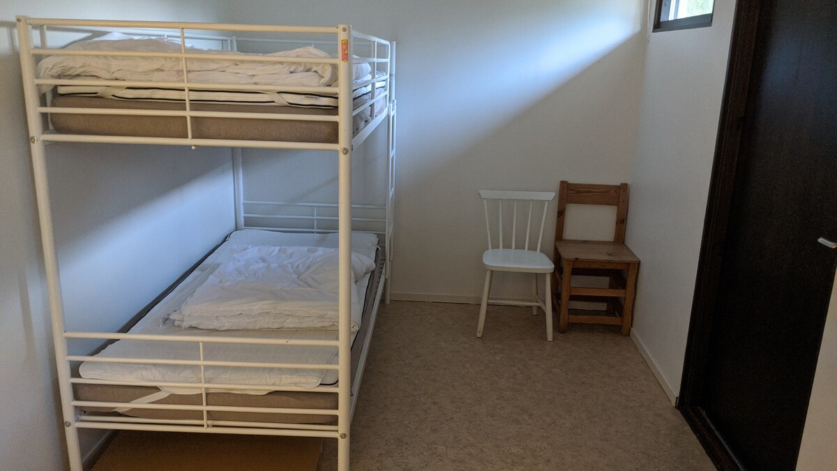 Poschodová posteľ.
Každá posteľ je široká 90 cm. 