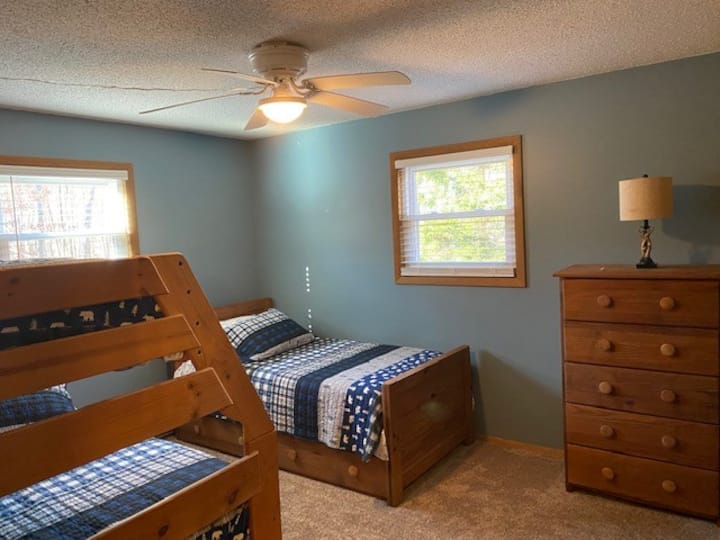 Спалня на 1 - ви етаж 2 - двойно легло и единично над двуетажно легло