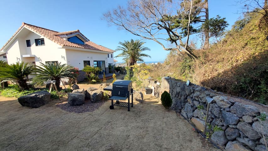 Aewol View New Private House Sea View 
Large Family Workshop Barbecue Songbang
Handam Coastal Trail Biyang-do Geionum
Beach Nearby