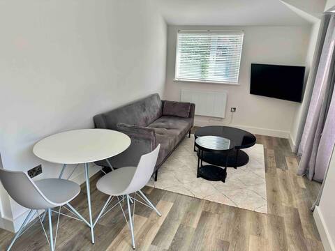 Popular Airbnb listing: Light and airy one bedroom guest house in Abbots Leigh