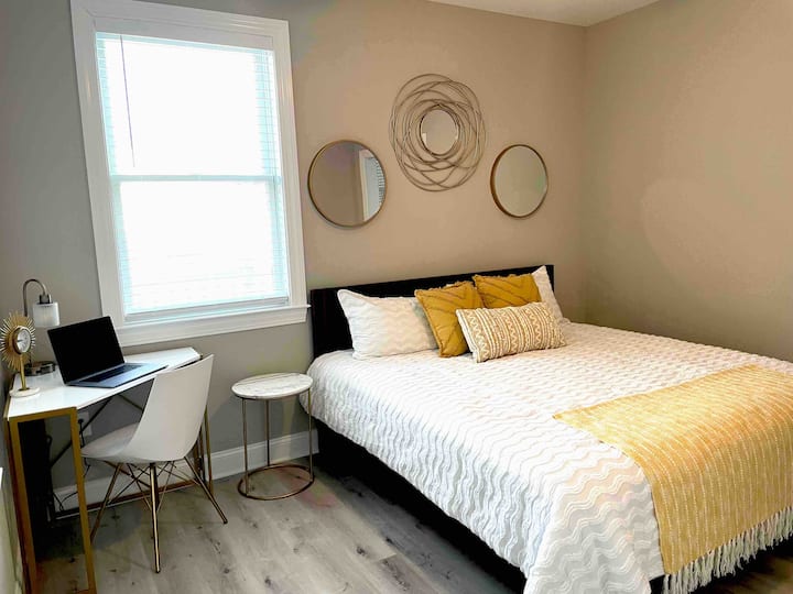 โกลเด้นรังสี - สำนักงาน/ห้องนอน - เตียงควีนไซส์ตู้เสื้อผ้า - ชั้นแรก

ต้องการทำงานจากชายหาดใช่ไหม? เราให้บริการคุณด้วยอินเทอร์เน็ตความเร็วสูงและพื้นที่ทำงานที่มีสไตล์! 