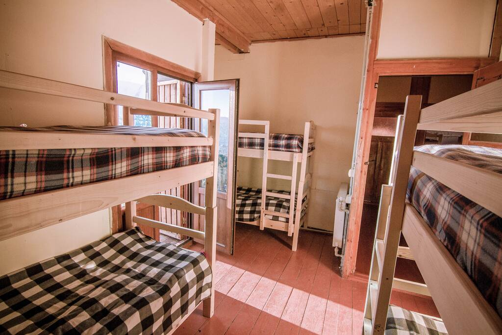 6 beds room