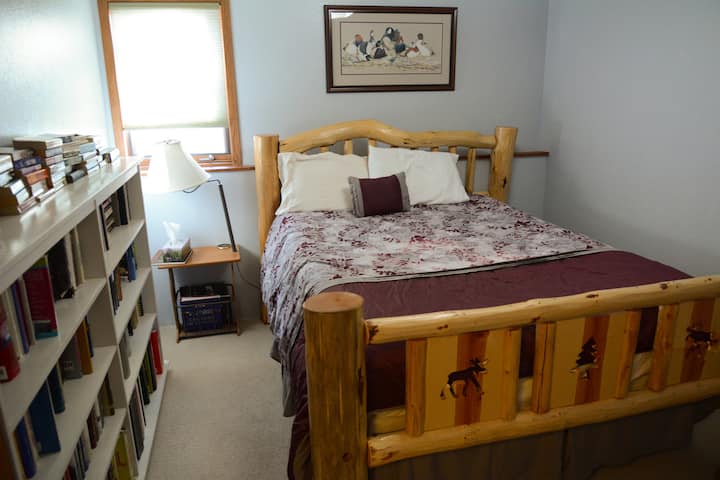 Jedna od 2 spavaće sobe s bračnim krevetom na donjem spratu s malom bibliotekom knjiga. 1 veliko zajedničko kupatilo s dvostrukim umivaonikom na donjem spratu ima veliku tuš kabinu s invaličnom stolicom. 