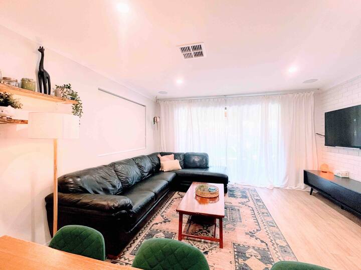 Luxe Family Beach Retreat-pool, Sauna & Play Gym! - 제럴턴