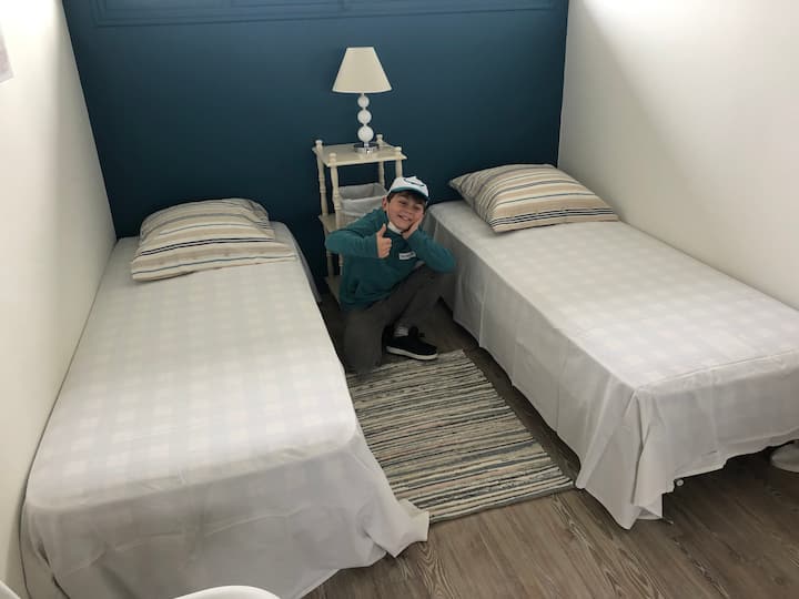 Детска стая с 2 единични легла и много голям гардероб.