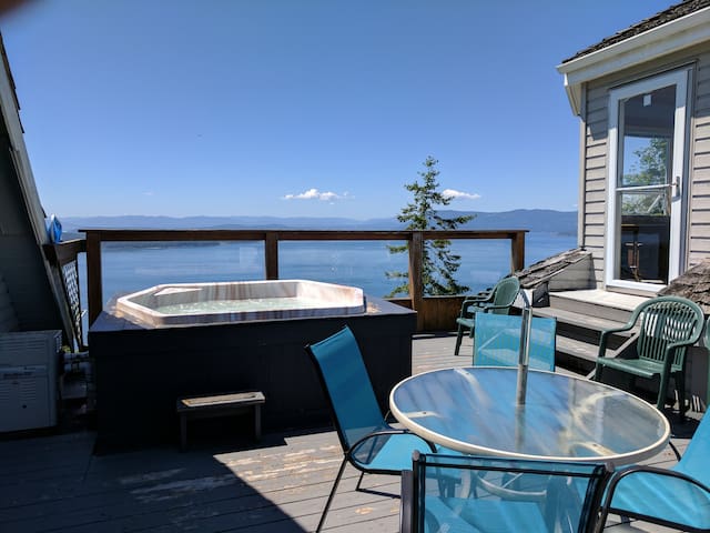 Whale Pod Chalet at Oaks Bluff Whale watching gallery image 2