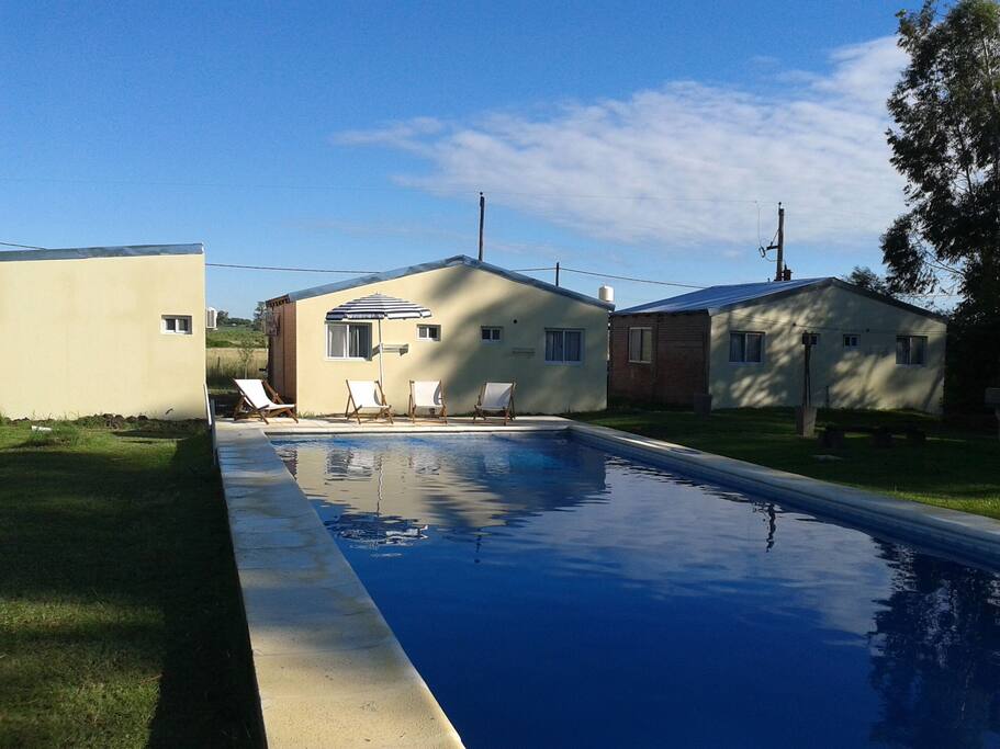 Pileta y bungalows