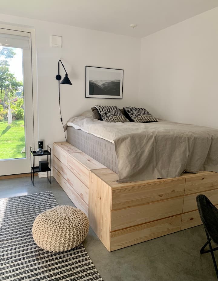 Spavaća soba u prizemlju. Krevet od 140 cm