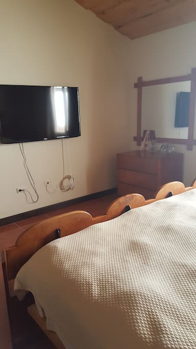 Cama King, closet. Tv.gavetero con espejo