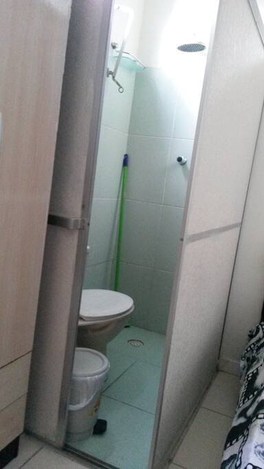 Banheiro dentro do quarto dando mais privacidade ao hóspede.