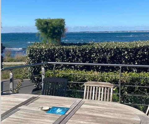 Family home, beachfront cottage facing the sea and beach