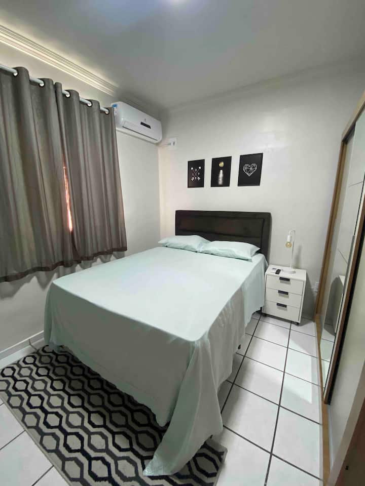 Dhoma e gjumit 1 me ajër të kondicionuar, gardërobë dhe televizor inteligjent 50 " 