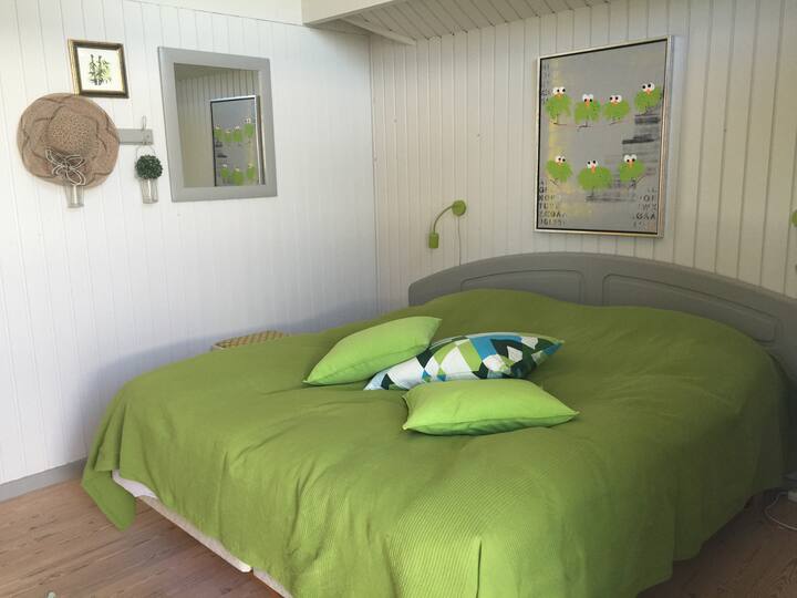 Светла спалня с двойно легло