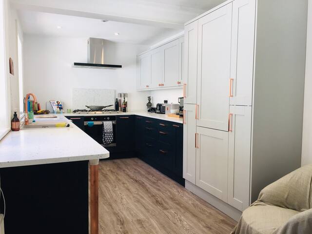 Spacious 4 Bedroom House on Central & Quiet Street gallery image 4