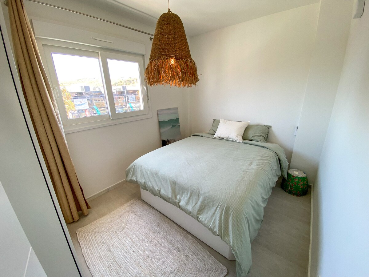 次卧配有一张面向东的160厘米床，享受清晨的阳光。 可欣赏主街的美景。 简约自然的装饰。