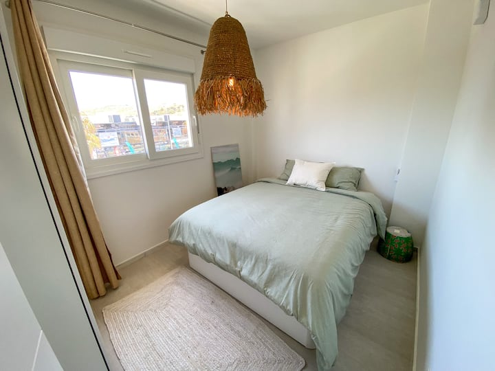 Sekundarna spavaća soba s krevetom od 160 cm okrenuta prema istoku, uživajte u jutarnjem suncu. Pogled prema glavnoj ulici. Jednostavna i prirodna dekoracija.