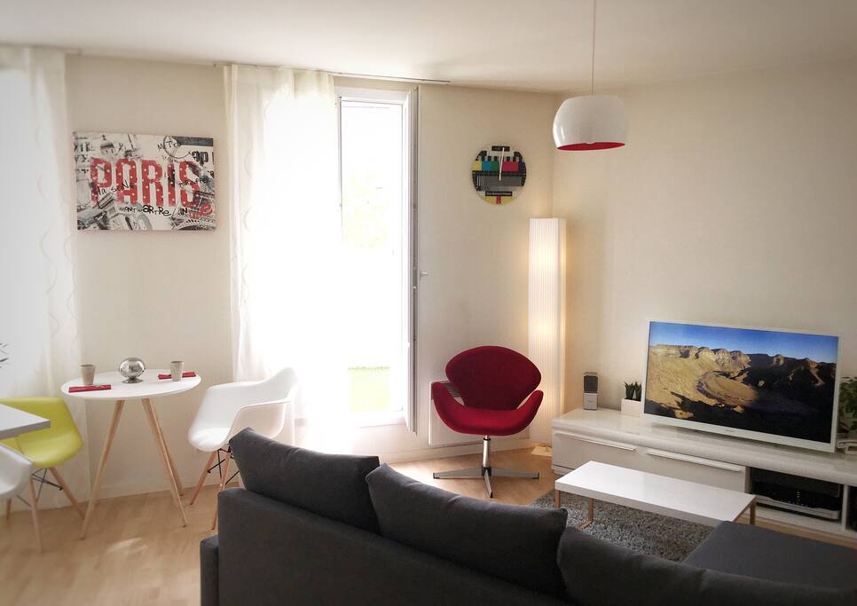 Living room with 47" AMBILIGHT TV