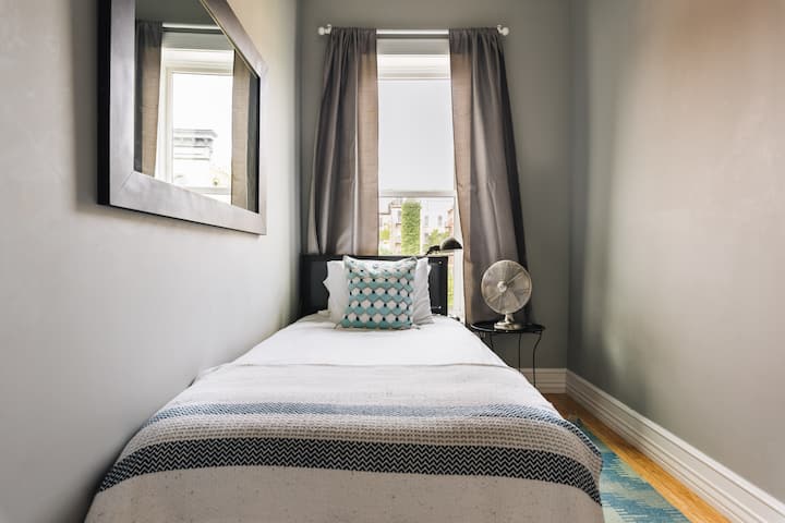 Spálňa 2 - Dvojitá posteľ s ventilátorom a lekárničkou. Nachádza sa pred budovou.   Upozorňujeme, že táto spálňa nemá (nemôže) mať vyhradenú klimatizáciu, pretože za oknom je požiarny východ.  K dispozícii je ventilátor.