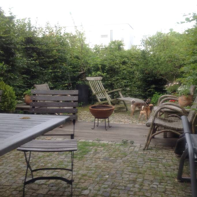 Die Terrasse hinter dem Haus
