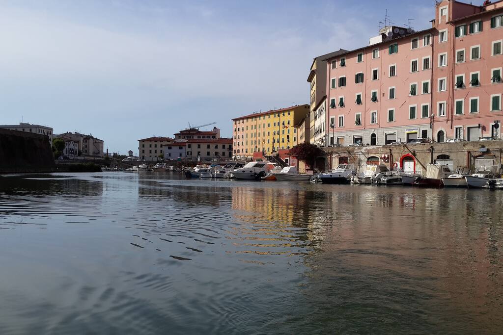 Specchio d'acqua di fronte all'edificio