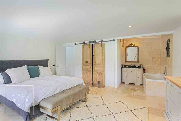 chambre 1 avec salle de bains
lit de 180