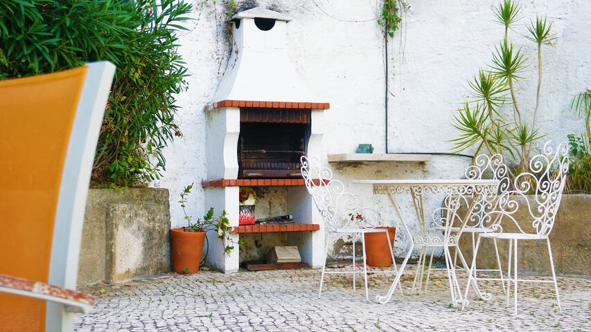 Charming Villa with Pool in the Heart of Cascais gallery image 5