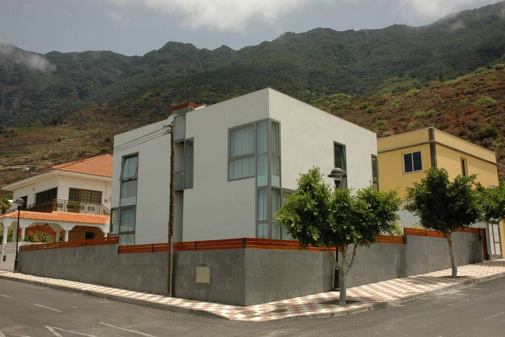 Edificación moderna y de calidad en zona urbana, con acceso a supermercados, servicios sanitarios, ...