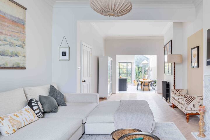 Architect designed 4-bedroom house free parking gallery image 3