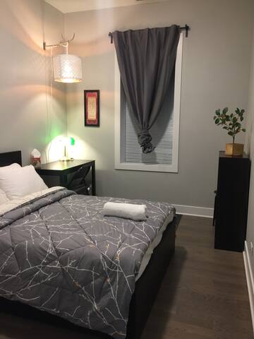 Last-min booking | clean cozy | mins to loop!