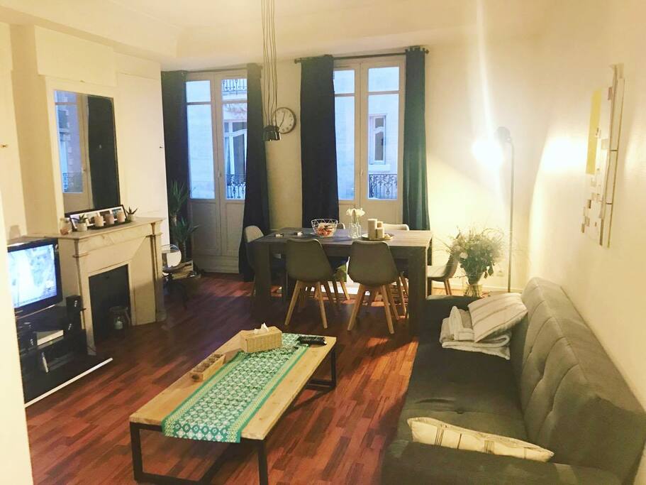 Salon avec 3 fenêtres (dont 2 visibles sur la photo) donc très lumineux