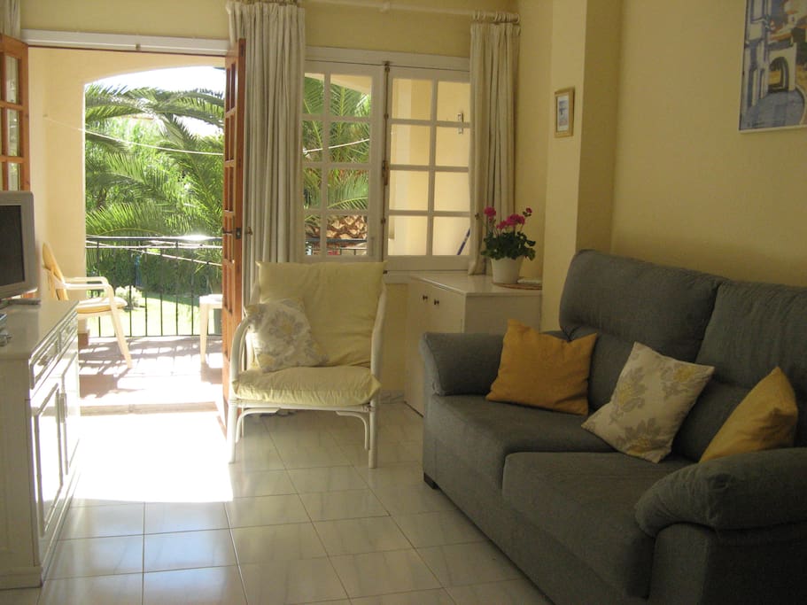 Sunny lounge with English TV and WIFI