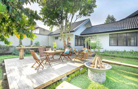 Warren's Villa Lembang: Deck, BBQ, Firepit, AC