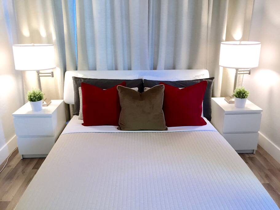 Clean,cozy and perfect queen bed for 2.