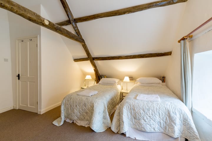 Просторна основна спалня със стари греди. Измислен като близнак. Може да се направи и двойно двойно легло king size.